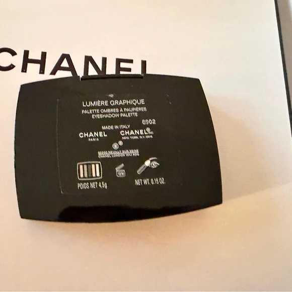 CHANEL Lumière Graphique Eyeshadow Palette - Black and Tan. - Picture 8 of 11